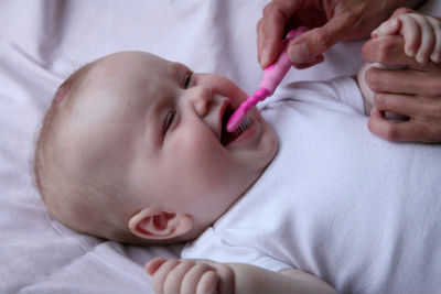 Baby får børstet tænder